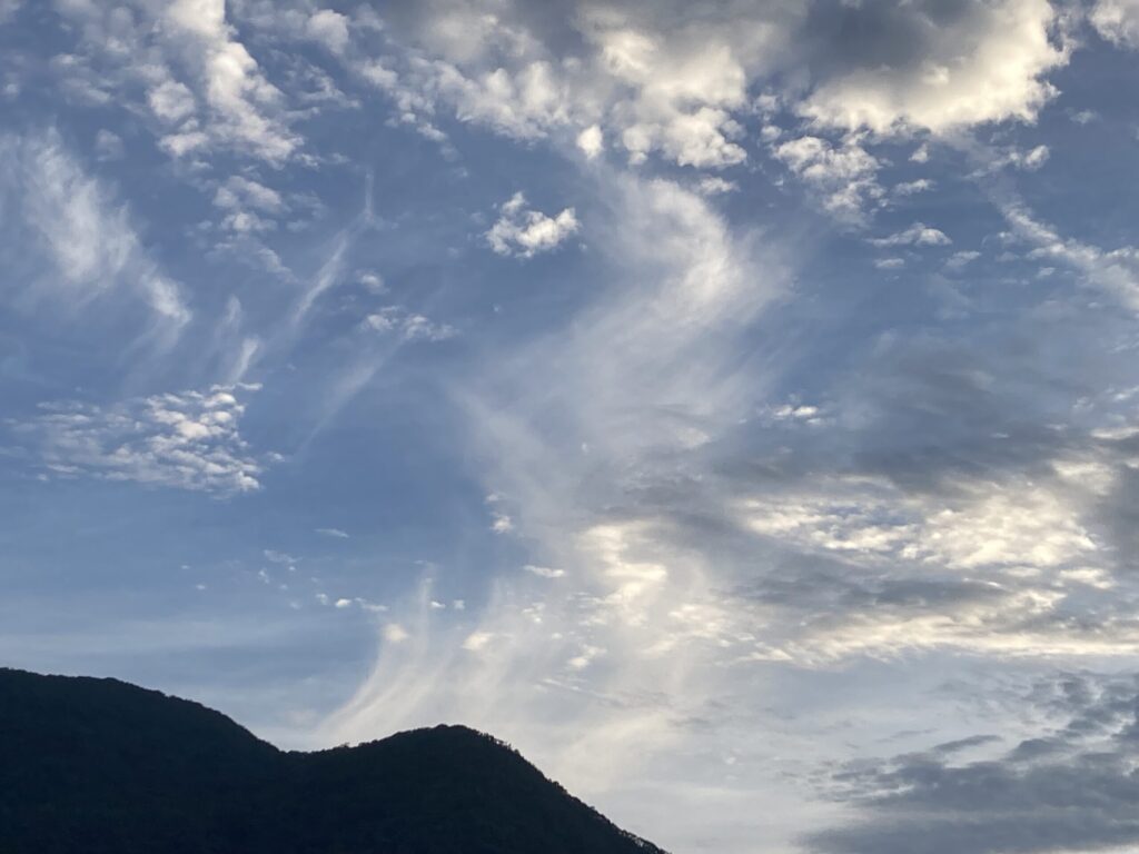 龍郷の空に現れた登り龍のような雲