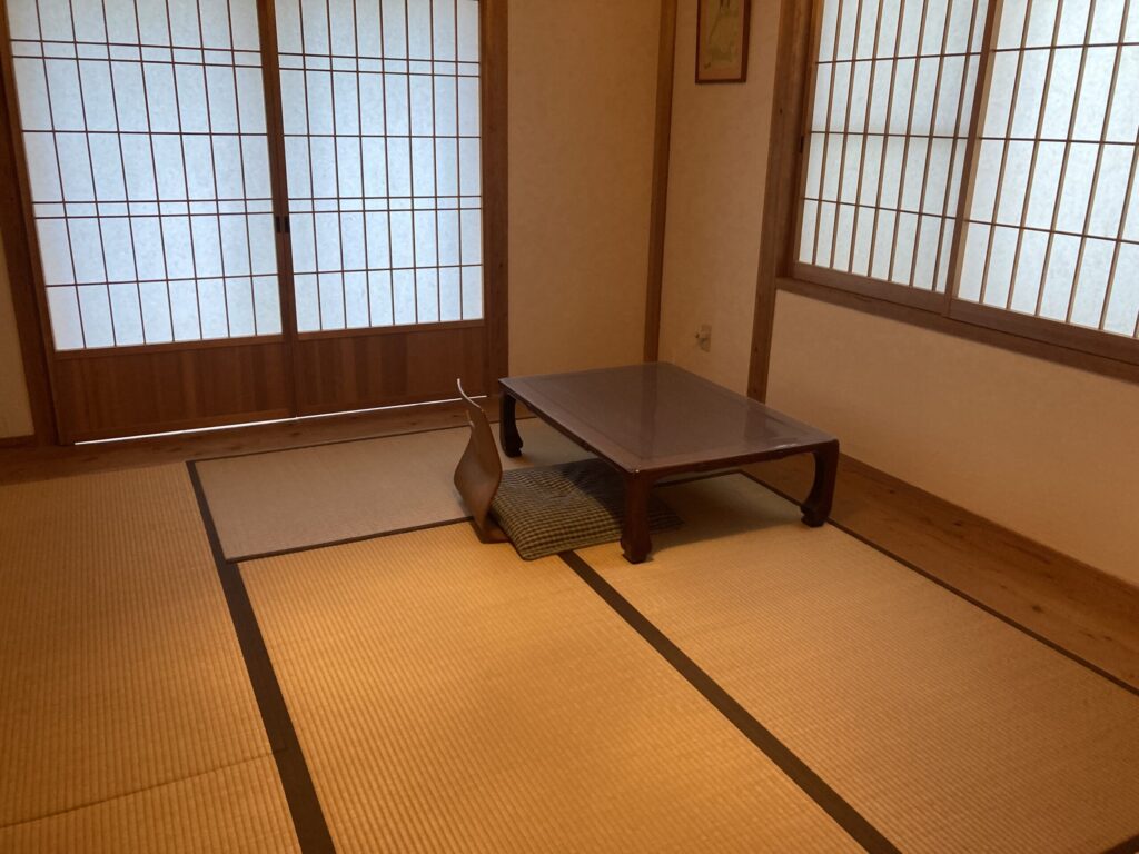 パイナップルバレーインの和室。畳の部屋に座卓と障子、静かな空間