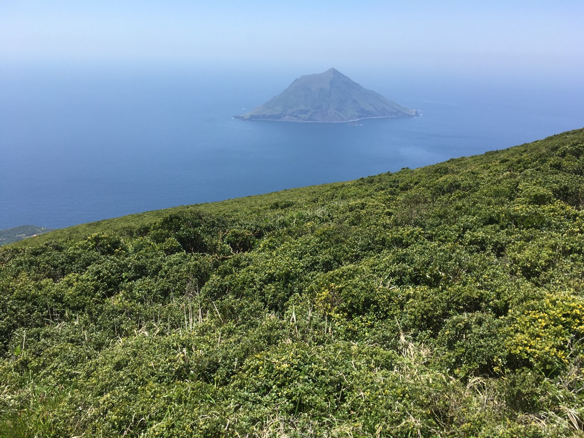 八丈富士山頂から海越しに見下ろす八丈小島