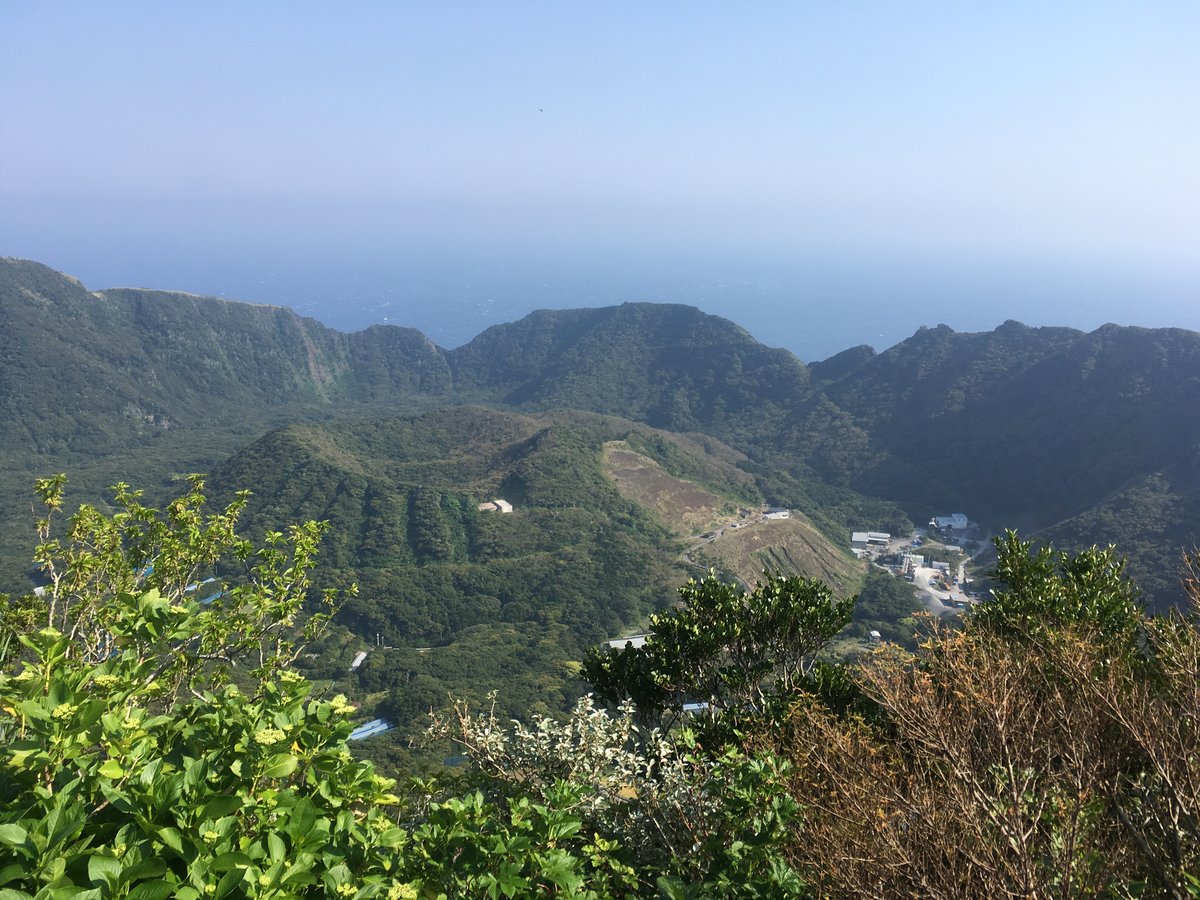 尾山展望公園から見た青ヶ島の二重カルデラ