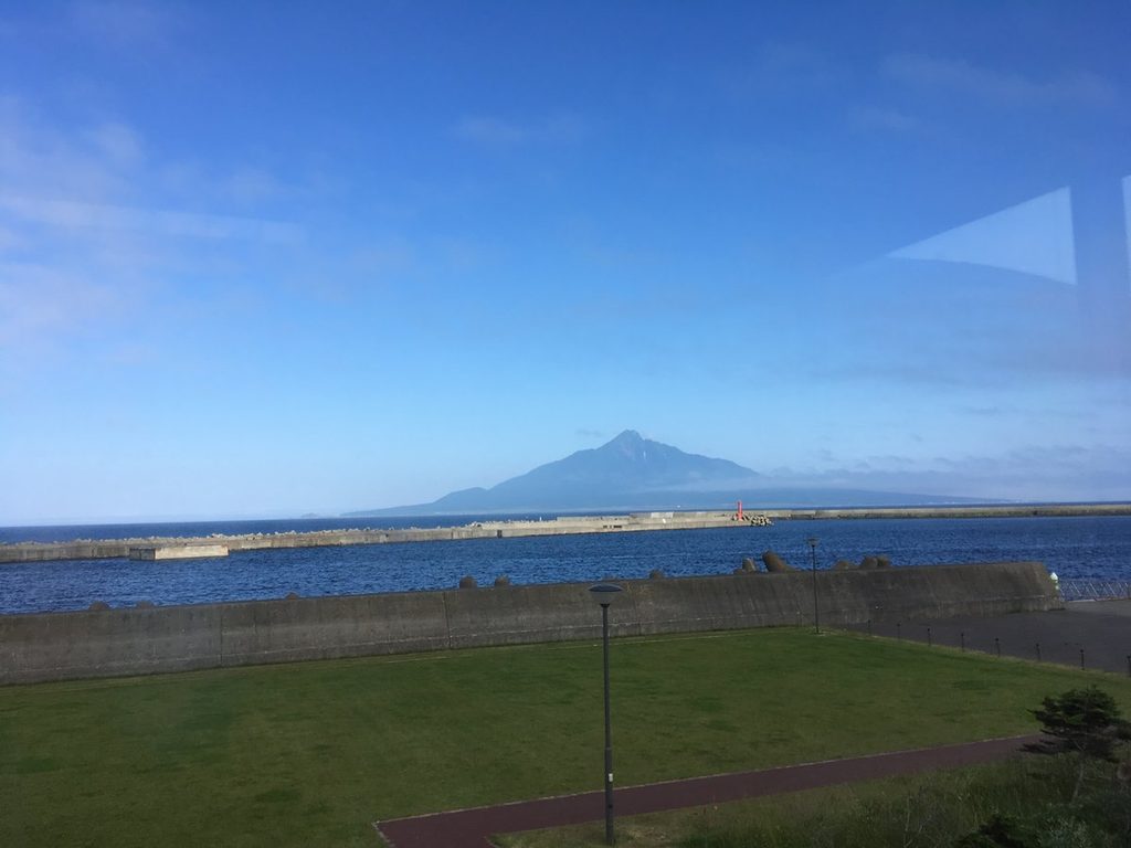 礼文島から見た夕方の利尻富士(利尻山)