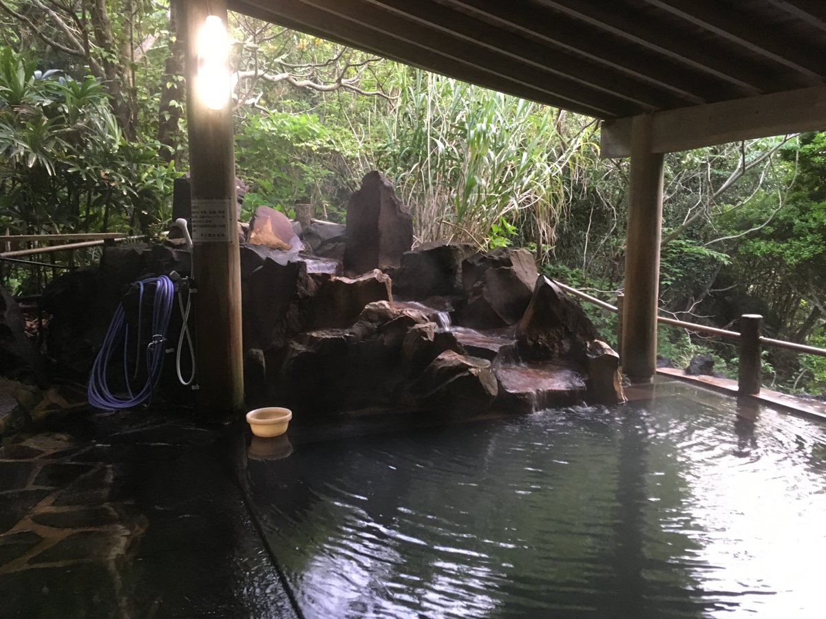 裏見ヶ滝温泉の露天風呂。緑に囲まれた湯船