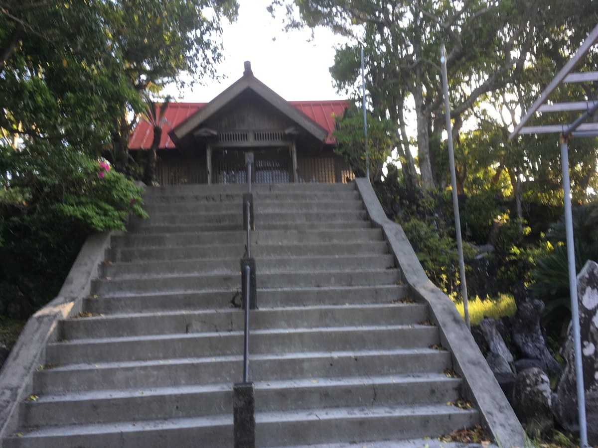 石段の上に建つ八丈島の小さな神社
