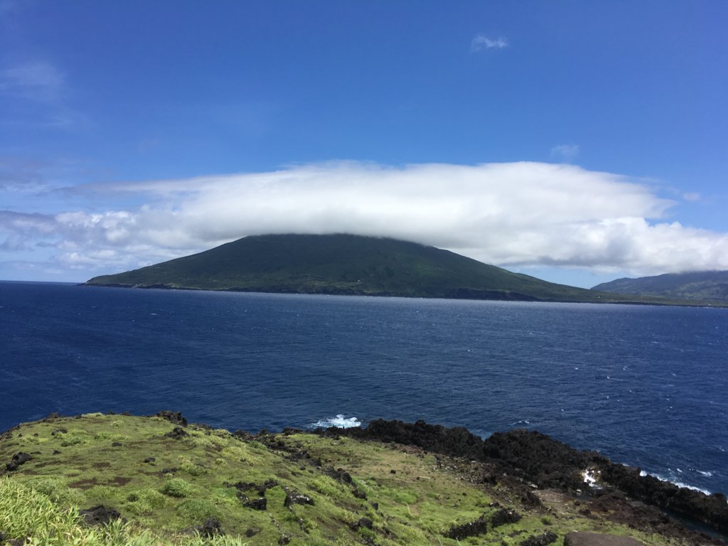 八丈小島から海越しに望む八丈島と八丈富士