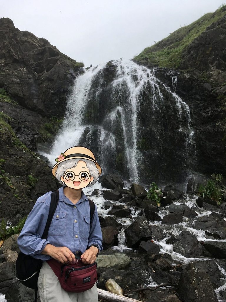 礼文滝の前に立つ70代ひとり旅の女性