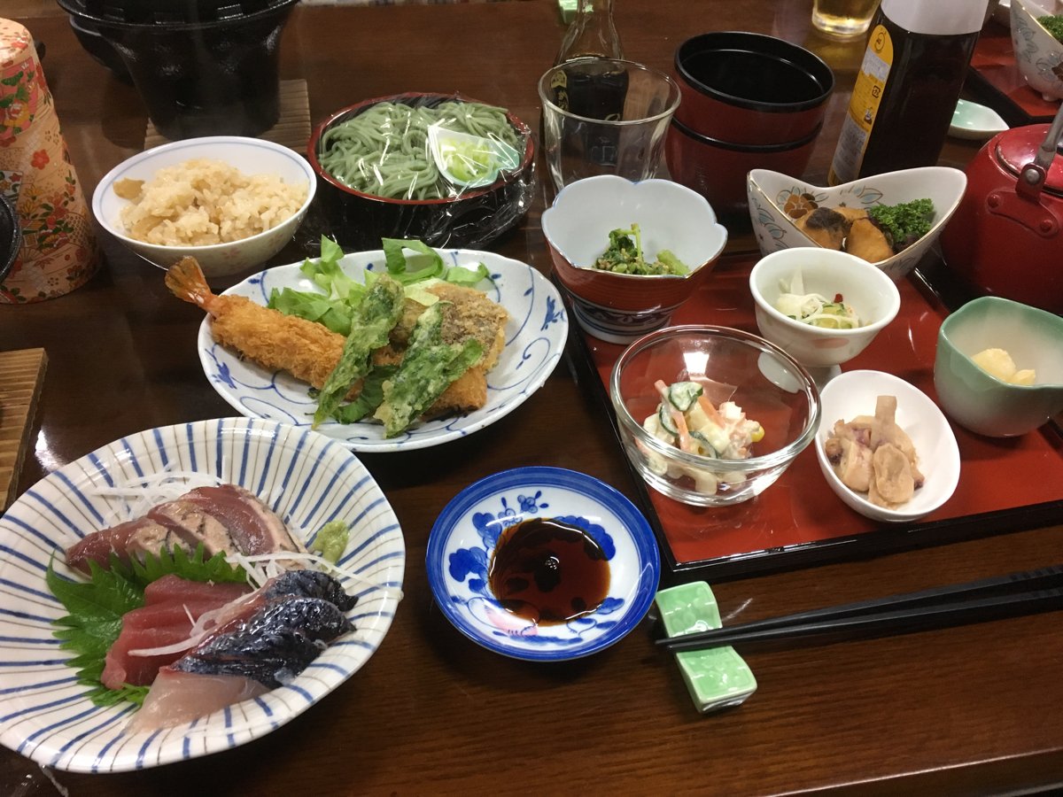 ガーデン荘の夕食。刺身と天ぷらが並ぶ豪華な膳