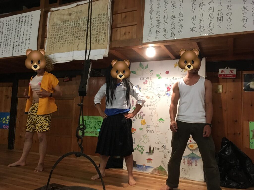 桃岩荘のミーティングで仮装して盛り上がるようす