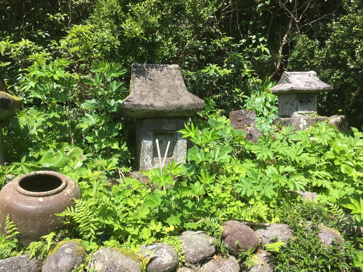 大里神社の祠と玉石