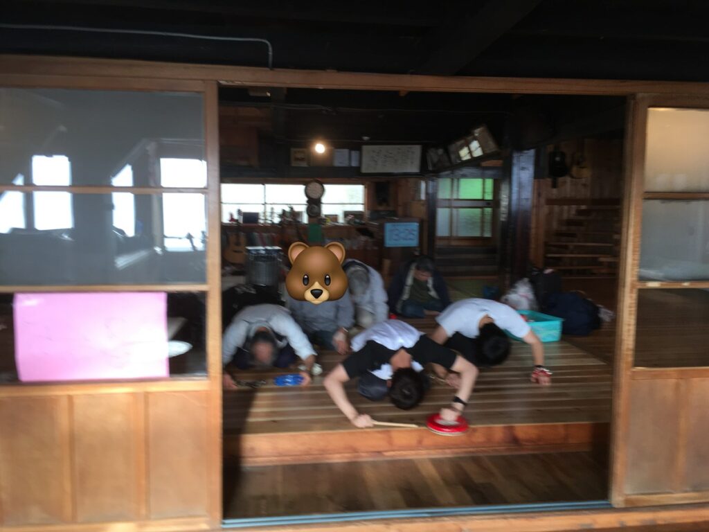 桃岩荘の相部屋にある木製の2段ベッド