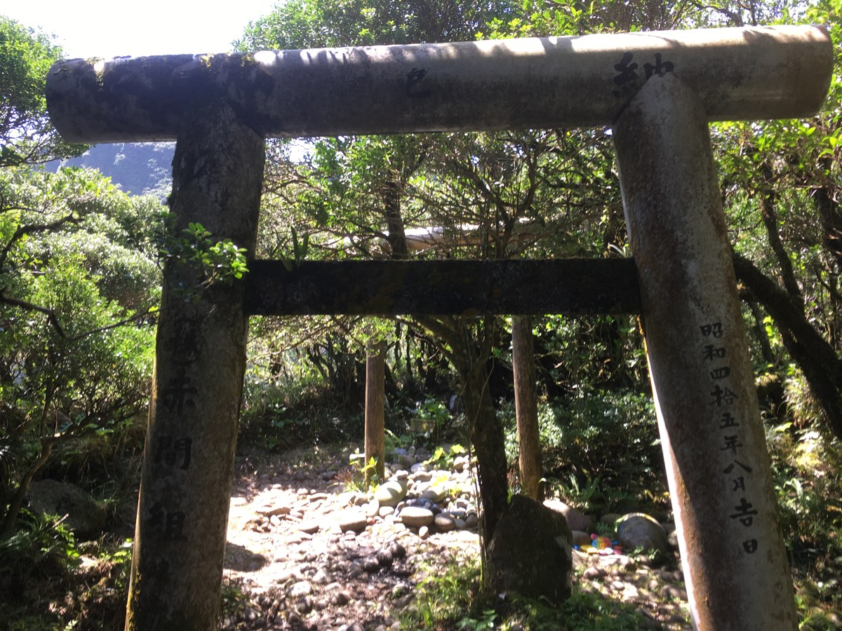 八丈富士の火口の中に立つ鳥居