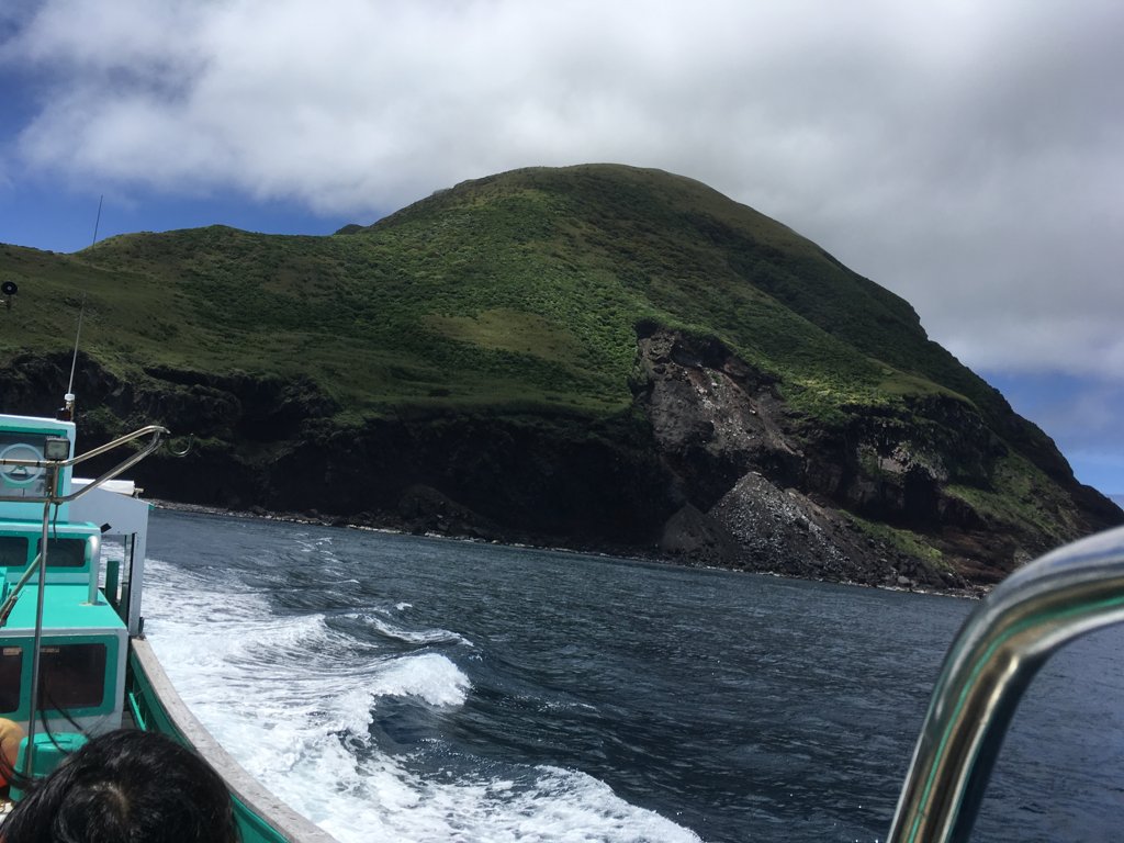 帰りの漁船から見る遠ざかる八丈小島