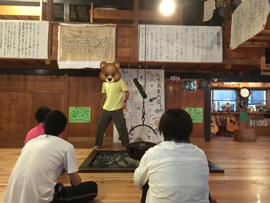 桃岩荘のミーティング部屋。壁一面に歌詞の紙が貼られている