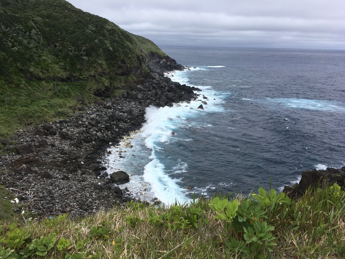 石積ヶ鼻の溶岩海岸と太平洋