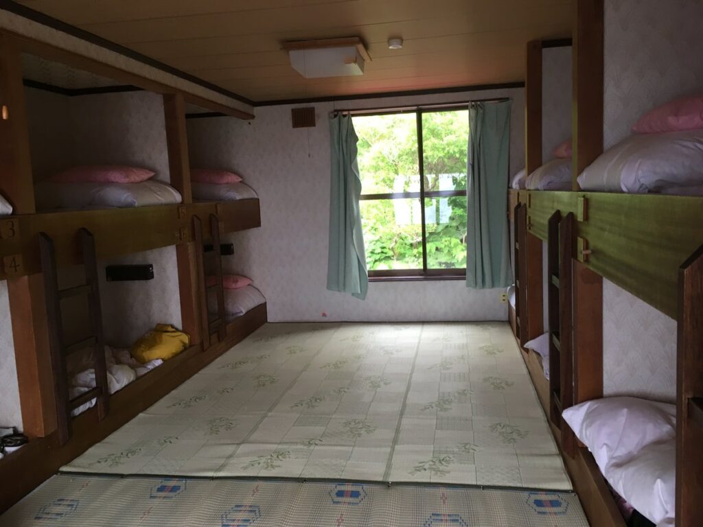 霧に包まれた礼文島の桃岩と海
