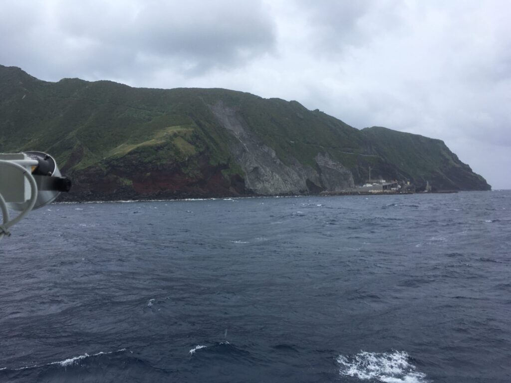 船から見上げる青ヶ島の断崖