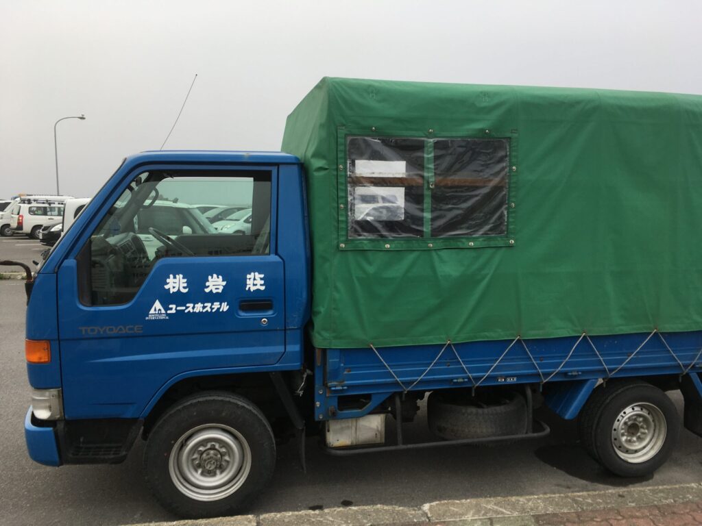 桃岩荘の緑色の幌がついた送迎トラック