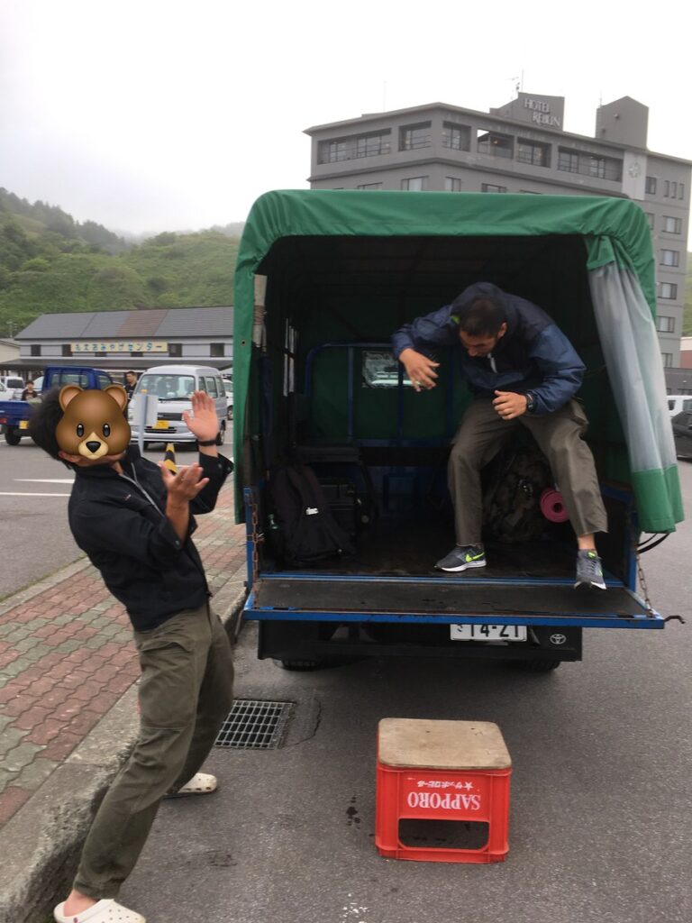 桃岩荘のヘルパーさんが両手を広げて見送るようす