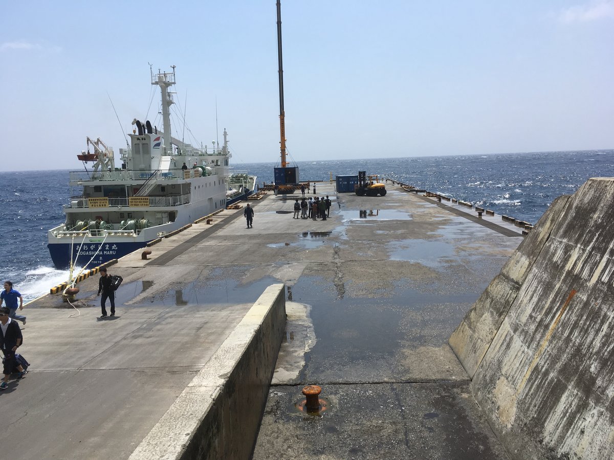 青ヶ島・三宝港に到着したあおがしま丸