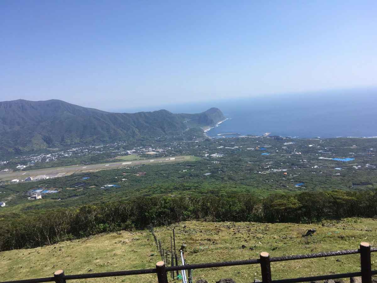 八丈富士中腹の牧場から見渡す八丈島の大パノラマ