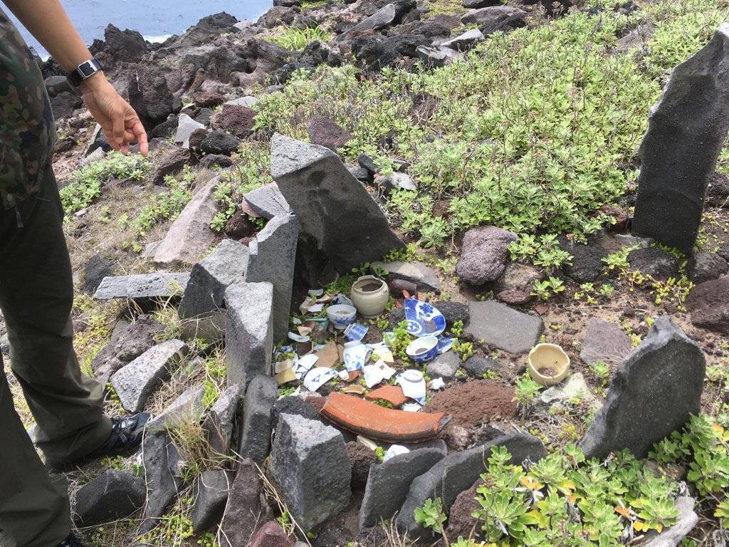 八丈小島に残る祠とお供え物
