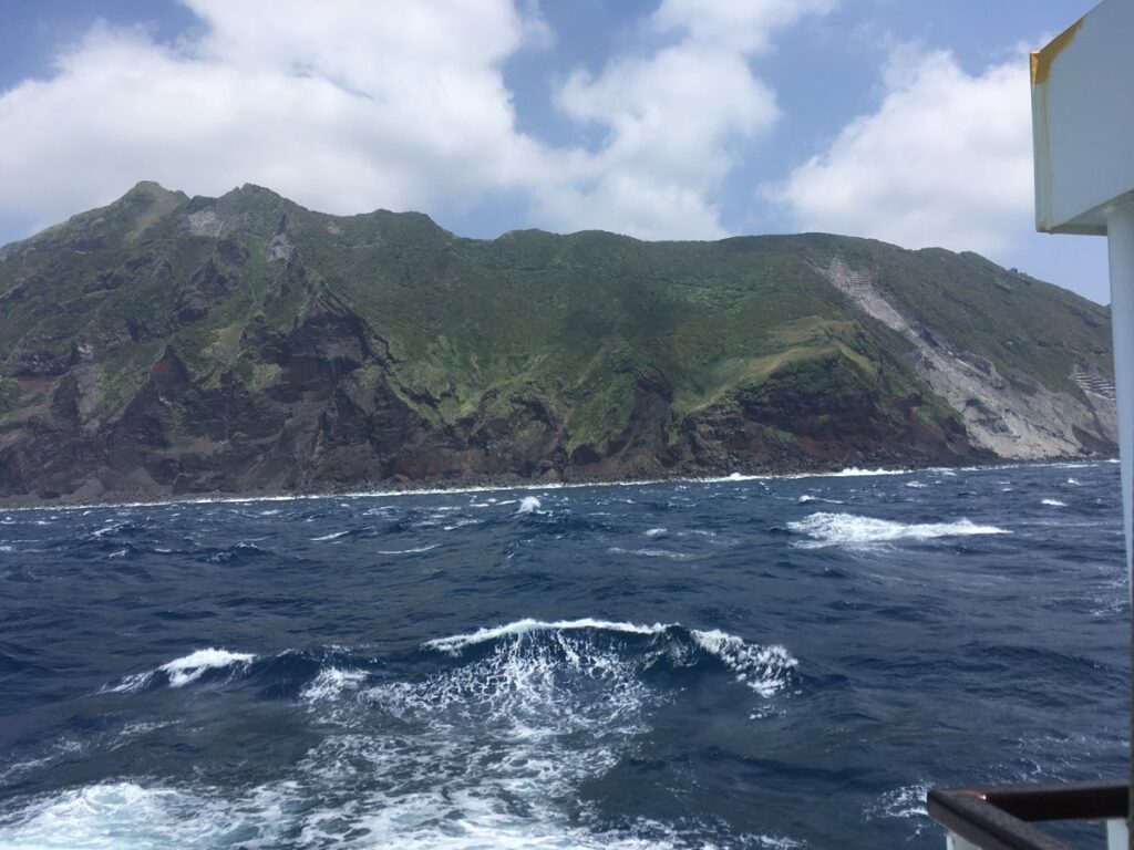 船から見た青ヶ島の断崖絶壁