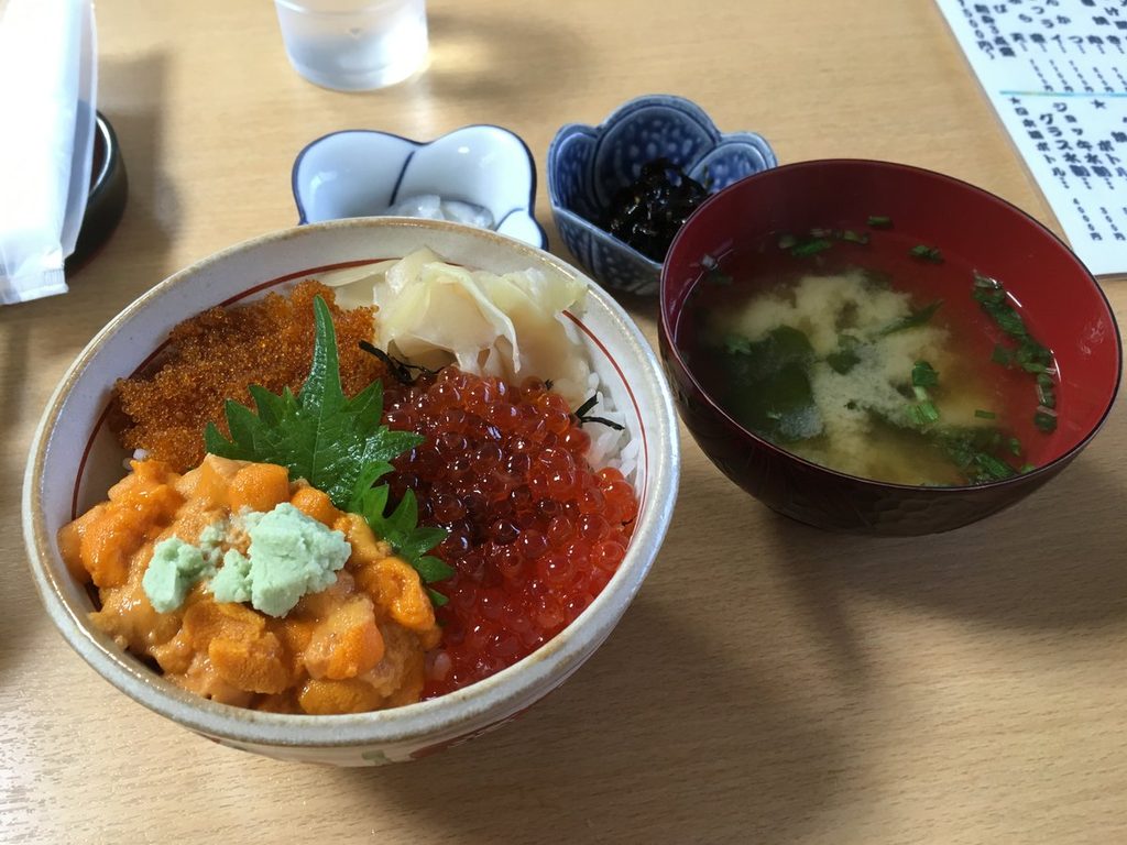 礼文島のウニとイクラの三色丼