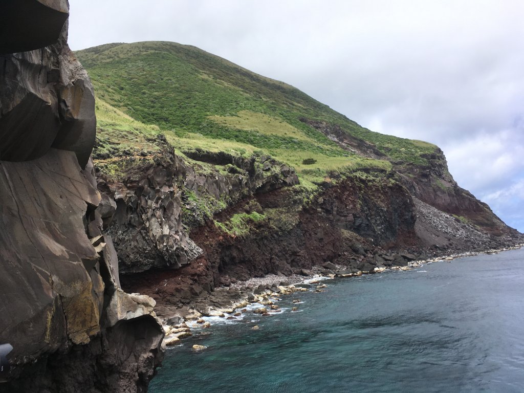 海からそそり立つ八丈小島の断崖