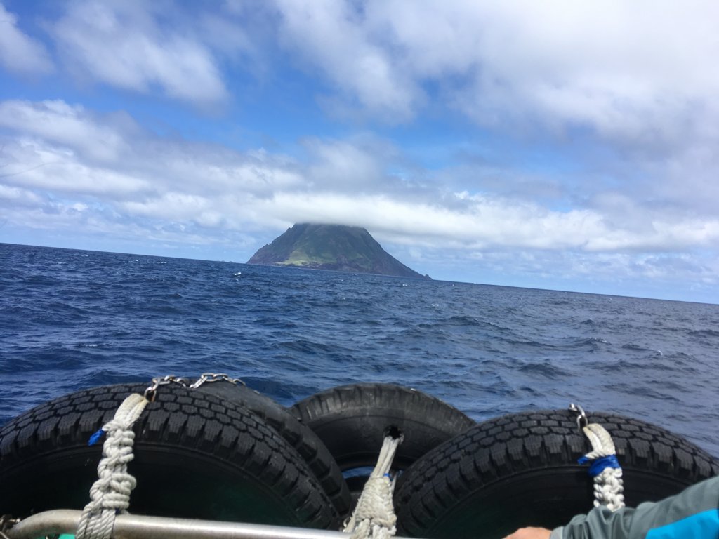 船から見えてきた八丈小島。緑に覆われた無人の島