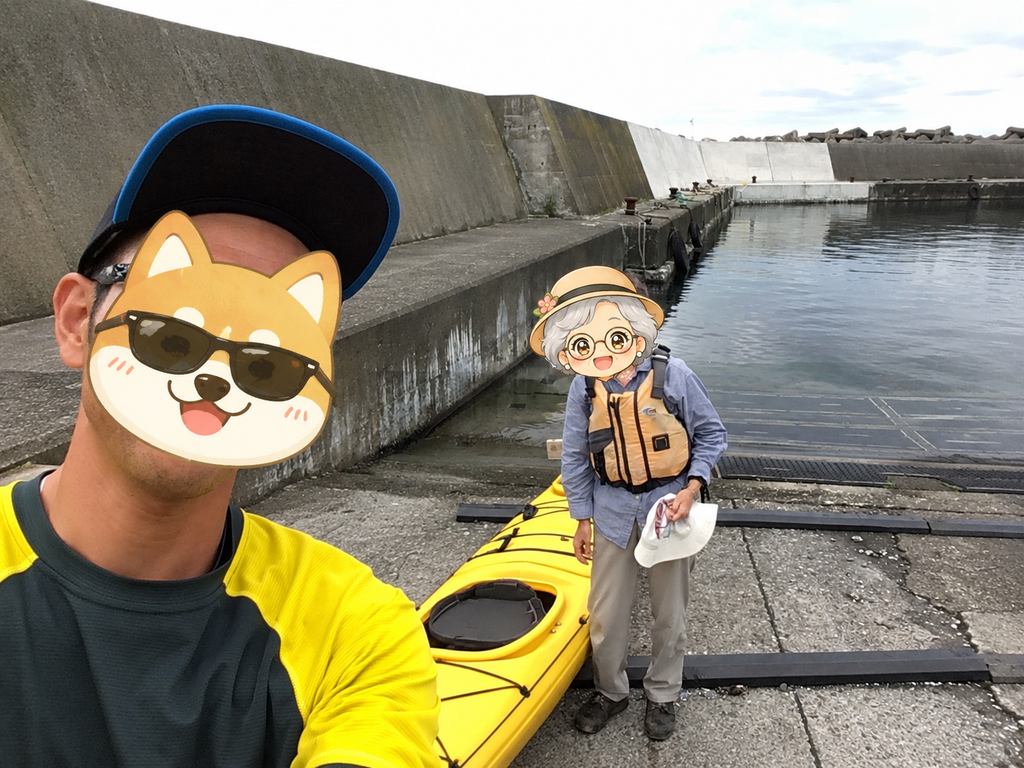シーカヤックのガイドさんと港で記念撮影