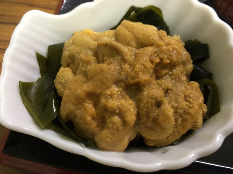 昆布を敷いた器に盛られた奥尻島の生ウニ。民宿の夕食で出されたもの