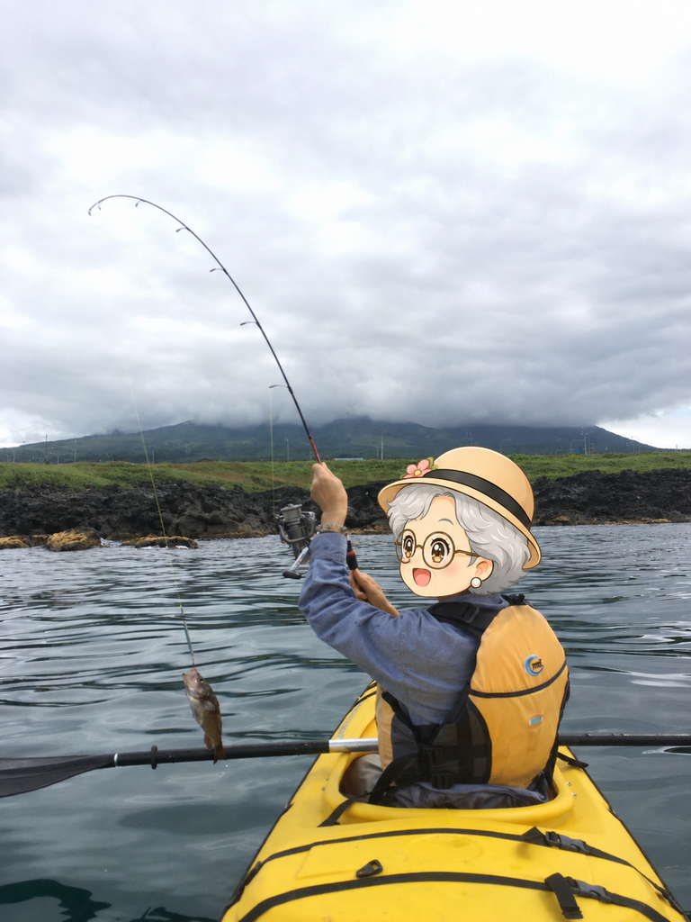 利尻島の海でシーカヤックから釣りをする筆者