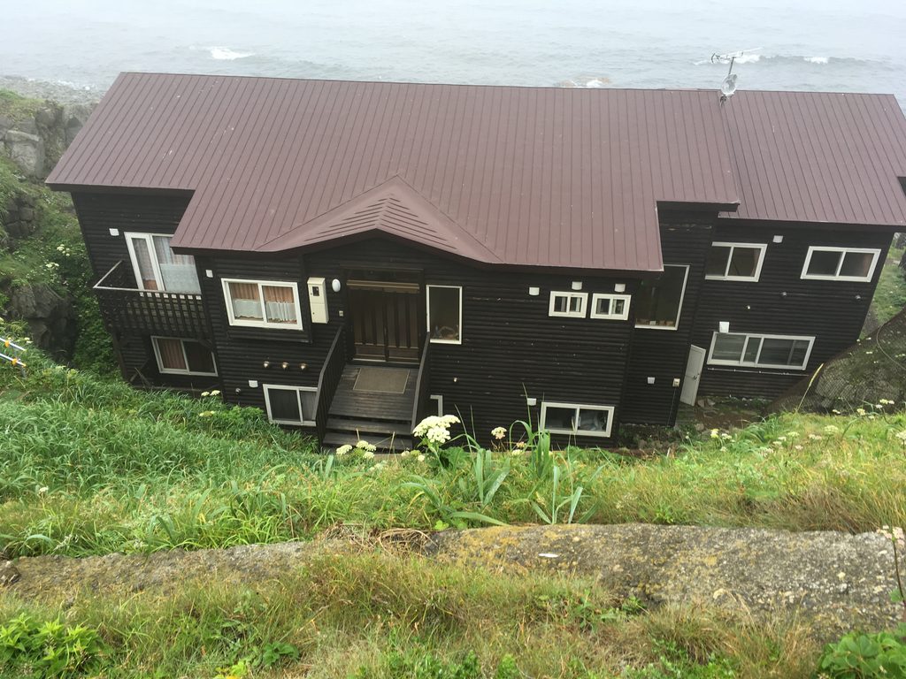 海のそばの高台に建つFIELD INN 星観荘の外観