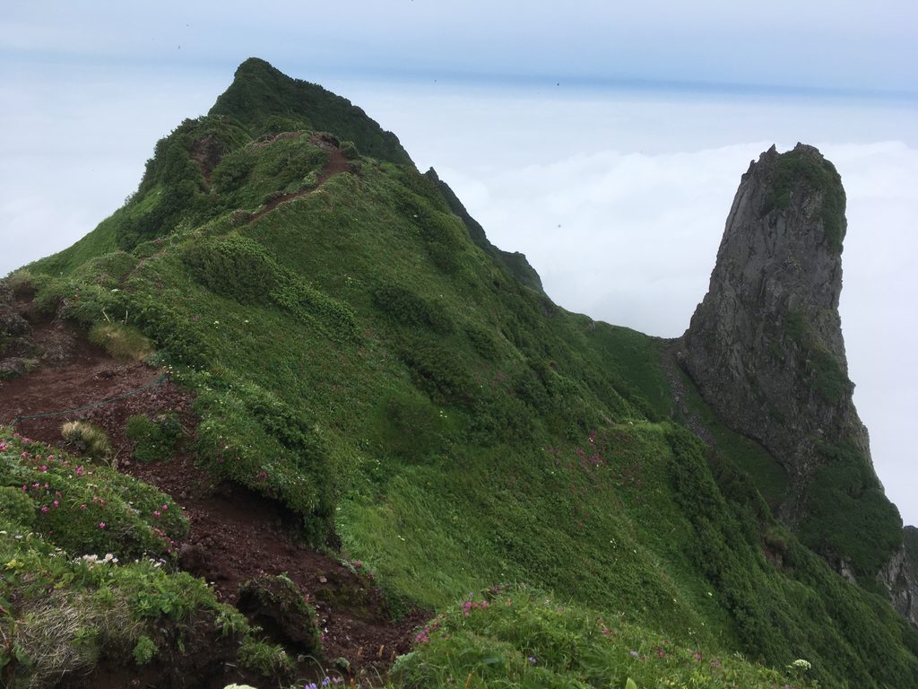 利尻山の山頂から見た岩峰と雲海