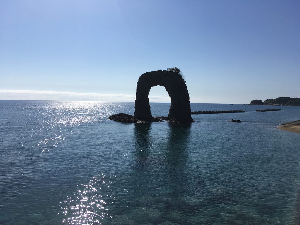 鍋釣岩|海に立つ、鍋のつるの形をした岩。奥尻島のシンボル