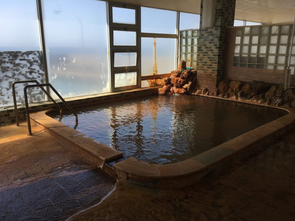 神威脇温泉の内湯|海を見ながら入る茶褐色のにごり湯