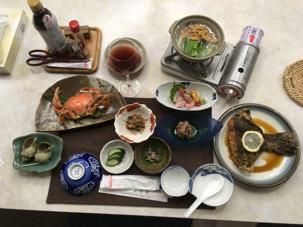 旅の宿大須田の夕食。毛ガニ一杯と刺身、小鍋、カレイの煮付けが並んだ2食付き8,640円の膳