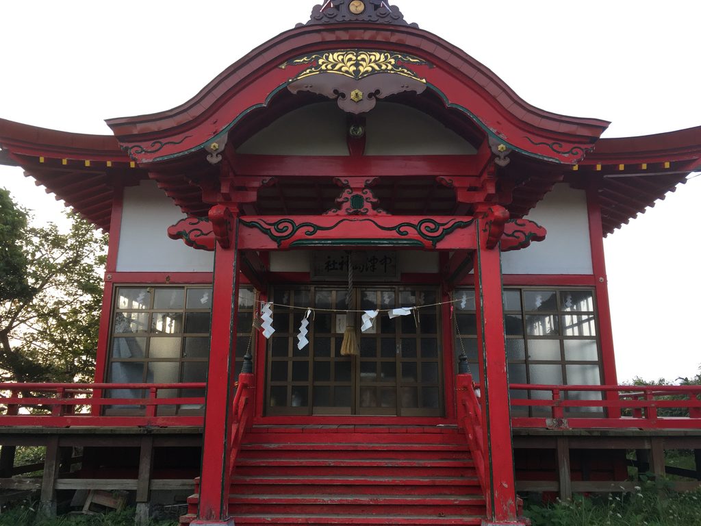 宮津弁天宮の朱塗りの社殿|岩山の上に建つ、奥尻島でいちばん古い神社祭祀の場所