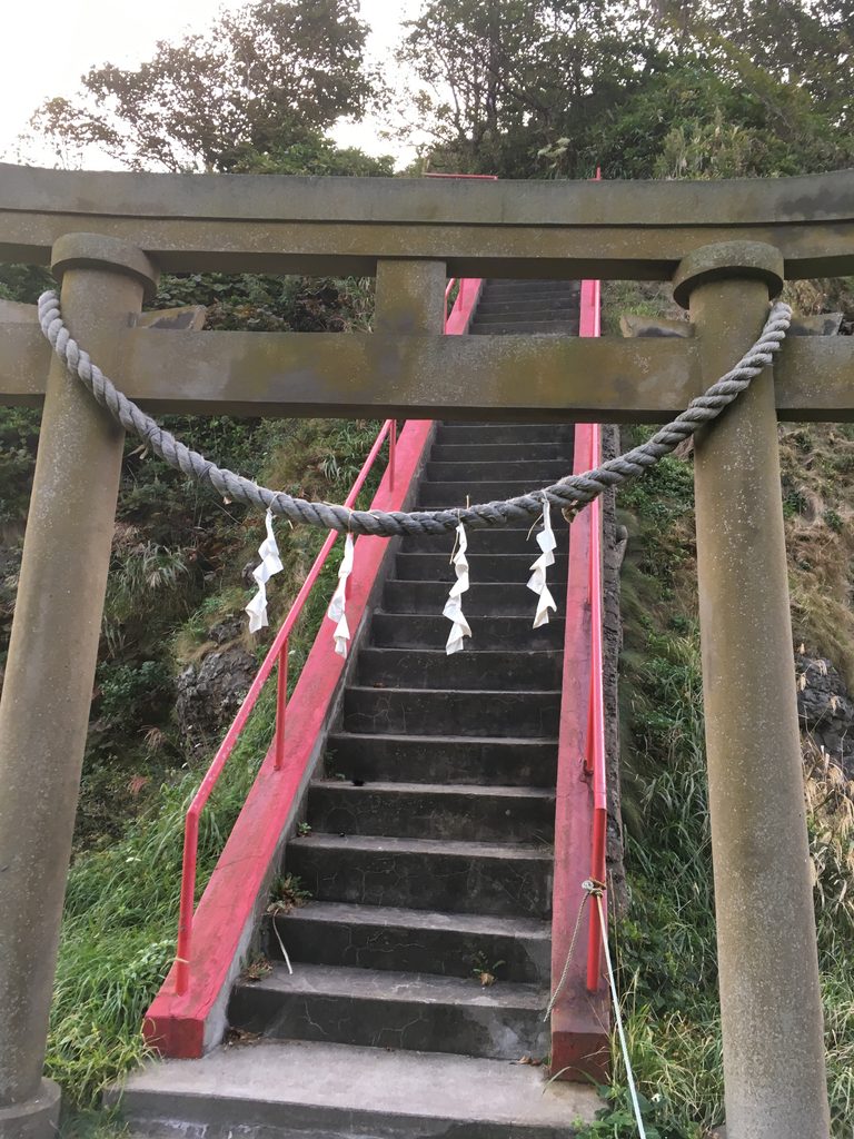 宮津弁天宮の鳥居としめ縄、その先に続く朱色の階段|奥尻島