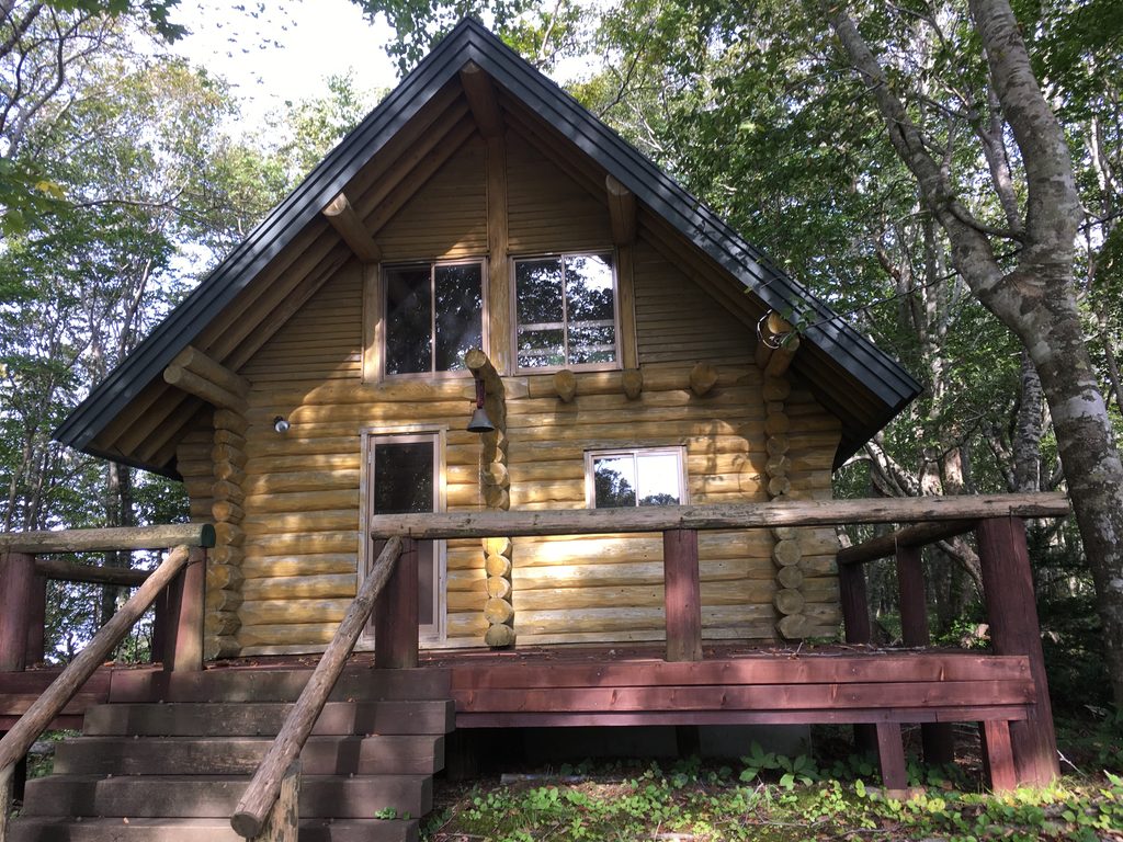 復興の森の丸太づくりの小屋|デッキのある山小屋のような建物|奥尻島