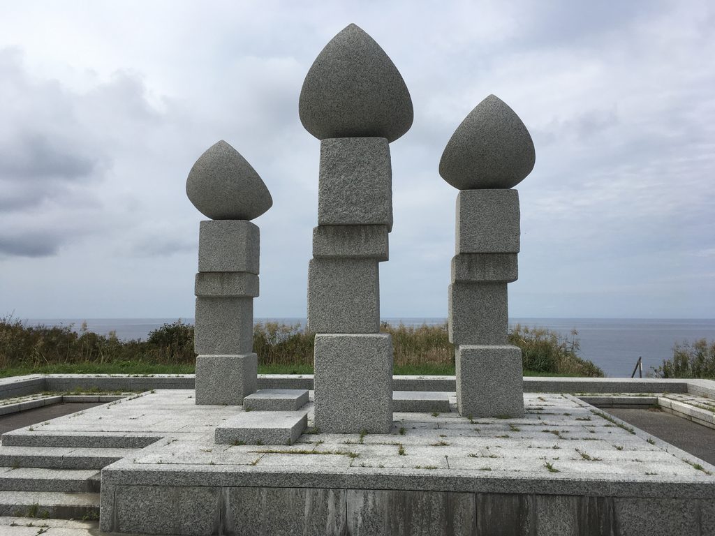 北追岬公園に立つ3本の石柱の彫刻|奥尻島