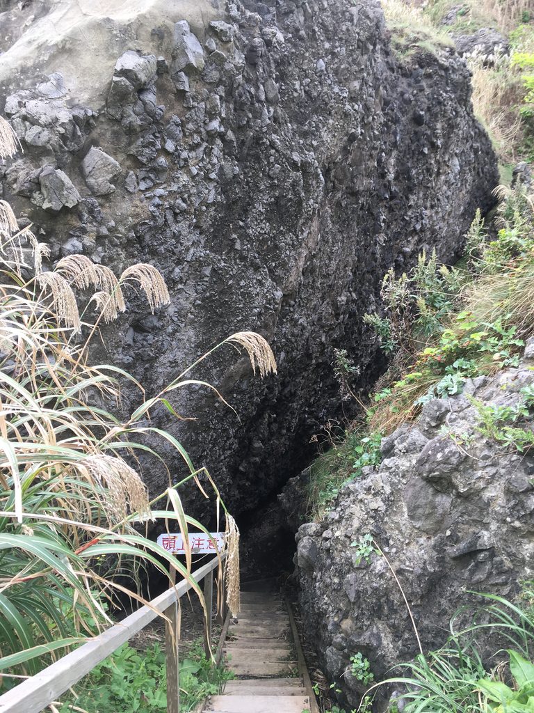 ずぼら洞へ降りる岩の裂け目の階段|奥尻島
