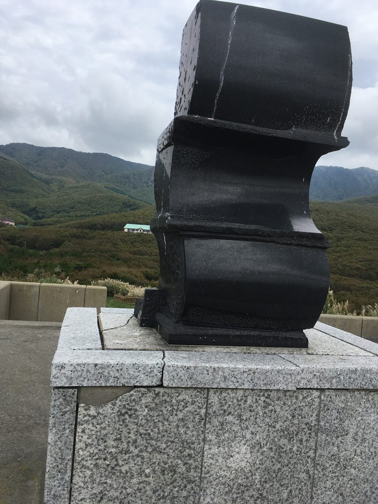 北追岬公園の黒い彫刻と奥尻島の海