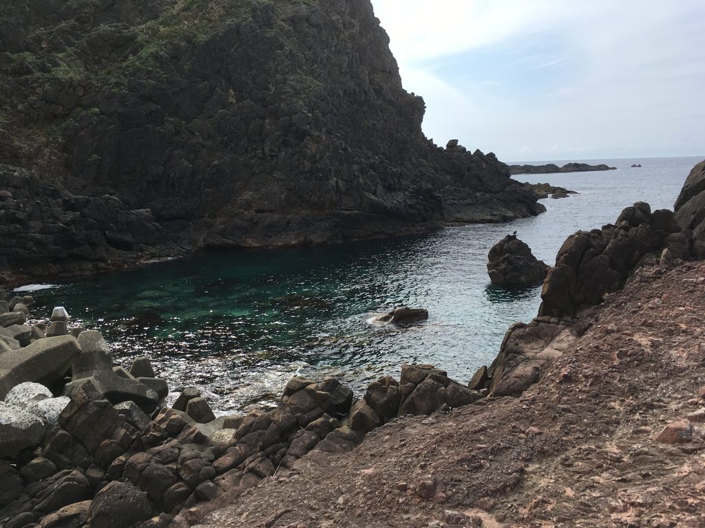 神威脇の海岸|透きとおった青緑の海と岩場(奥尻島)