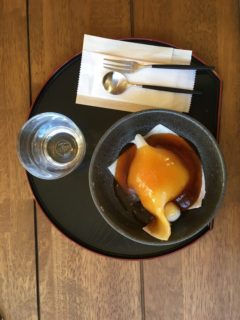 カフェfaroのみたらしもちアイス。黒い皿にアイスクリームとみたらし団子が盛られている