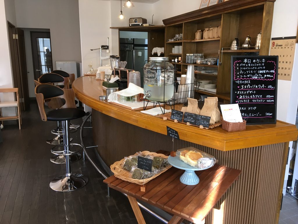 カフェfaroの店内|木のカウンターと黒板の手書きメニュー(本日のケーキ・今月のアイス)|奥尻島