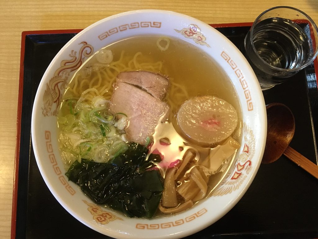 まつや食堂の元祖奥尻塩ラーメン。チャーシュー、メンマ、わかめ、なるとがのった澄んだ塩スープのラーメン