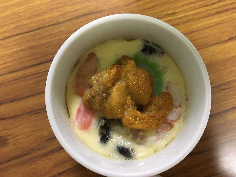 民宿カサイの茶碗蒸し。上に生ウニがたっぷりのせられている