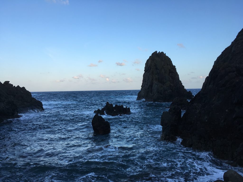 奥尻島の西海岸の岩|朝の海から突き出す黒い岩|9月19日の朝