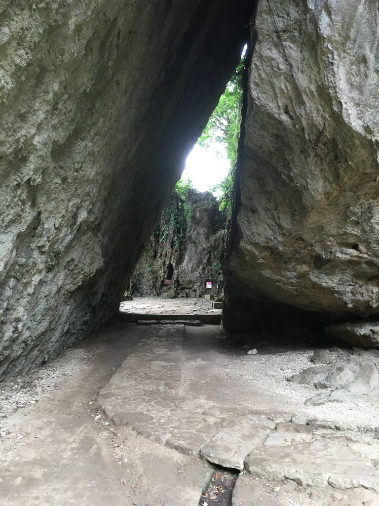 斎場御嶽の三庫理。大きな岩が2つ寄りかかってできた三角のすき間