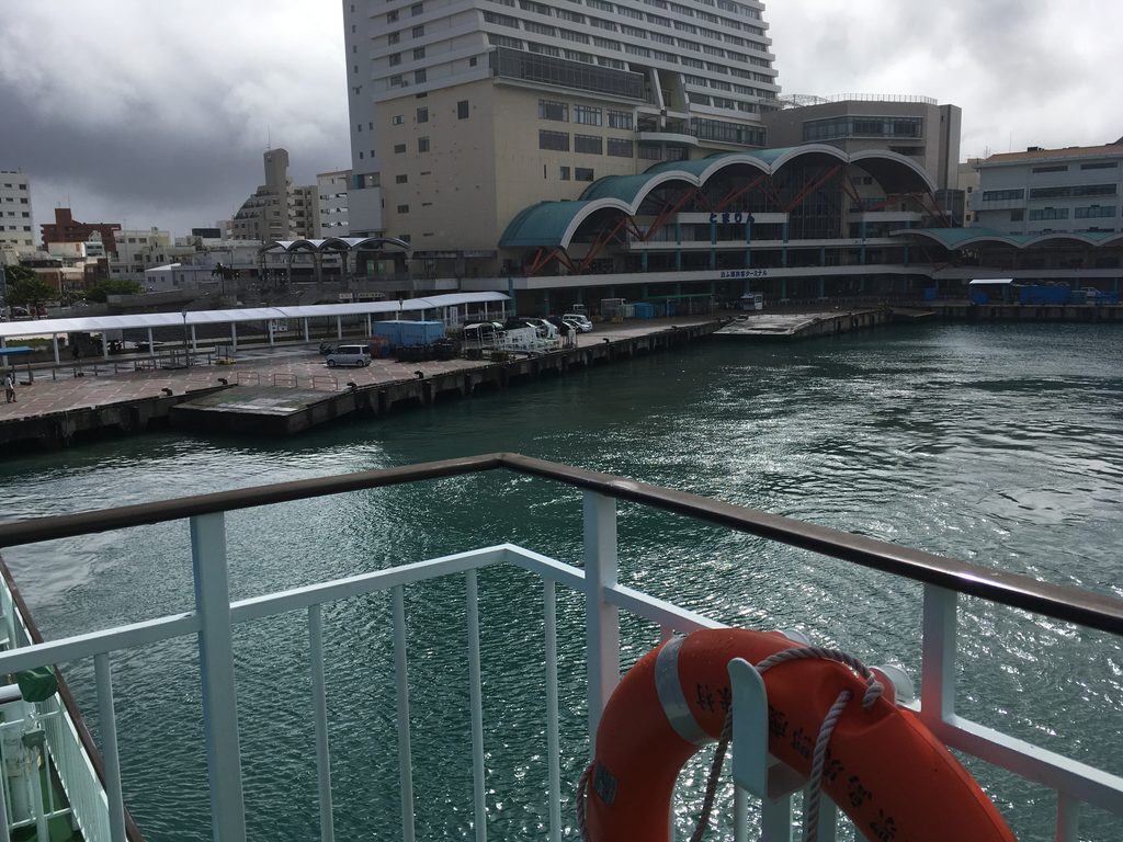 那覇・泊港(とまりん)を出るフェリーの甲板から見た港